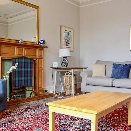 3 Bedroom Flat In Edinburgh's New Town Sleeps 6 *