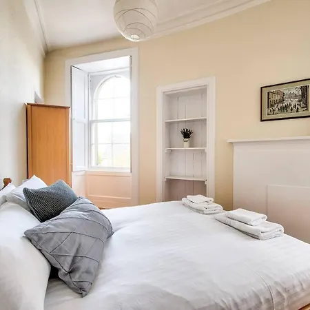 Beautifully Presented 2br Morningside Appartement