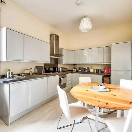Beautifully Presented 2br Morningside