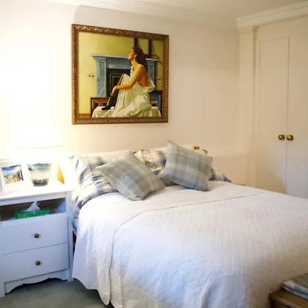 Spacious In Apartment *