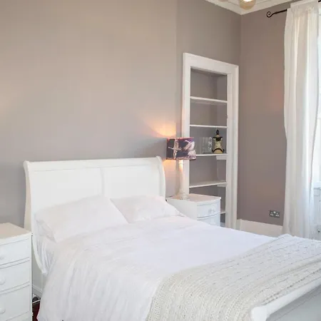 Elegant 2 Bedroom In New Town Διαμέρισμα *