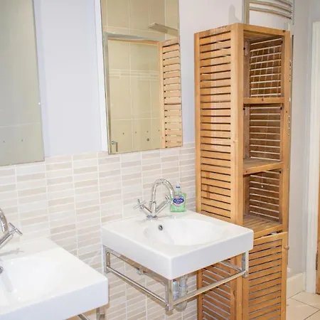 Elegant 2 Bedroom In New Town