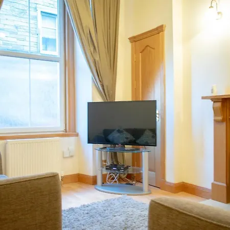 2 Bedroom Near Portobello Beach Apartment *