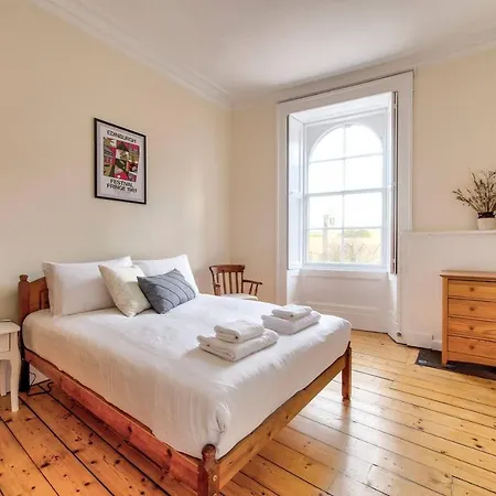 Beautifully Presented 2br Morningside Edinburgh