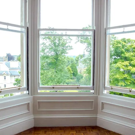 Silver Lining - Luxury Thirlestane Road. Apartment