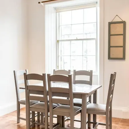 Spacious New Town 3 Bedroom Apartamento *