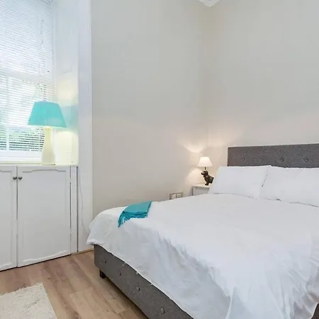 Beautiful New Town 2 Bed *