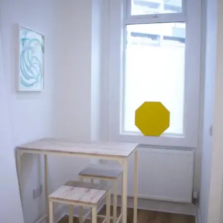 Bright Comfortable Studio Aptartment In Leith Edinburgh