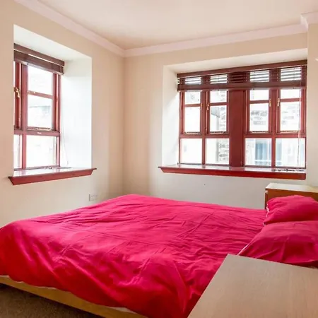 2 Bedroom By Leith's Shore * Edinburgh