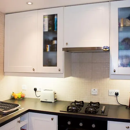 Traditional 1 Bedroom Colony Flat In Appartement