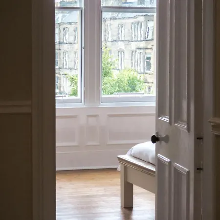 Luxury 2 Bed Apartment, Short Walk To Central Edinburgh