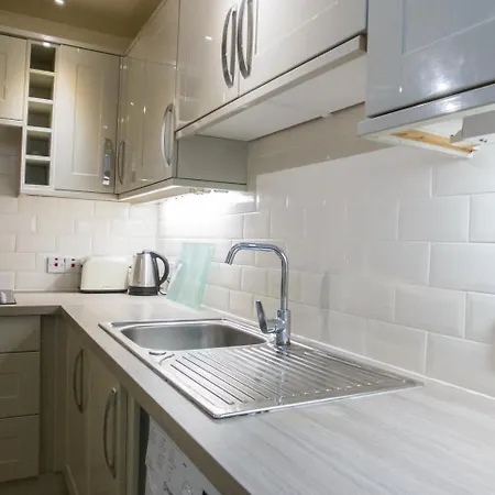 Luxury 2 Bed Apartment, Short Walk To Central *