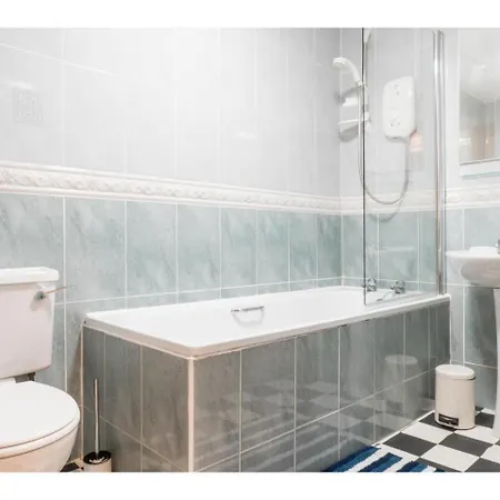 Wonderfully Located Flat In Marchmont, *