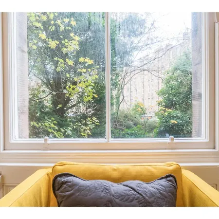 Wonderfully Located Flat In Marchmont, Apartament