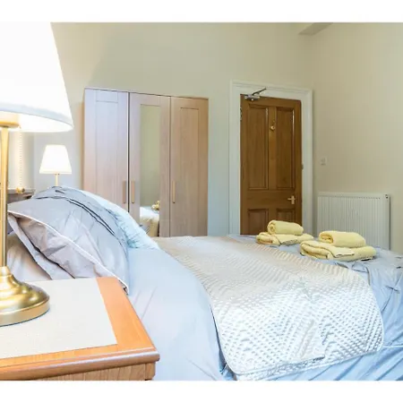 Wonderfully Located Flat In Marchmont, *