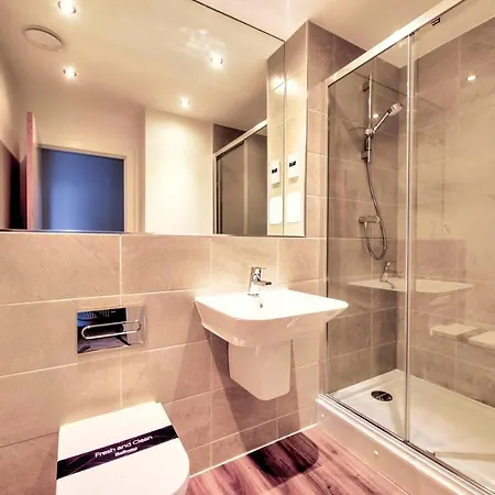 Modern City View Apt By Guestready