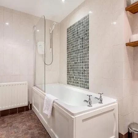Spacious Frederick Street Flat Heart Of The Centre Apartment