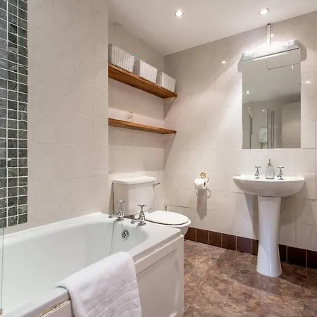 Spacious Frederick Street Flat Heart Of The Centre *