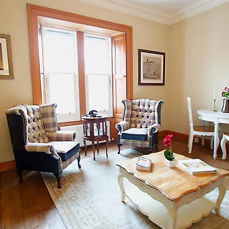 Joivy Classic With Castle Views In Old Town