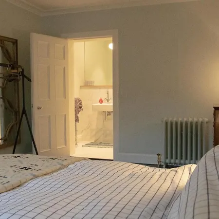 2 Bedroom In Stockbridge Apartment