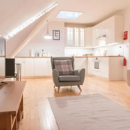 Superb Central Flat: Classy. Cool. Castle Views! *