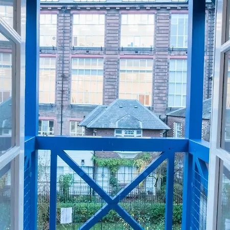 Superb Central Flat: Classy. Cool. Castle Views!