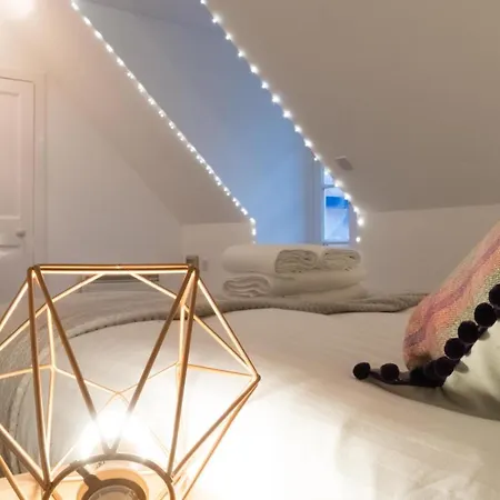 Superb Central Flat: Classy. Cool. Castle Views!