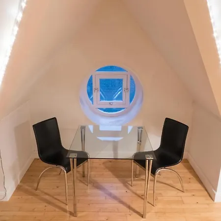 Apartment Superb Central Flat: Classy. Cool. Castle Views! *