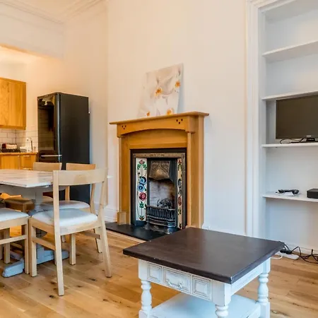 Beautifully Kept Top-floor Flat In Morningside *