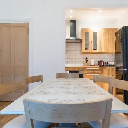 Beautifully Kept Top-floor Flat In Morningside
