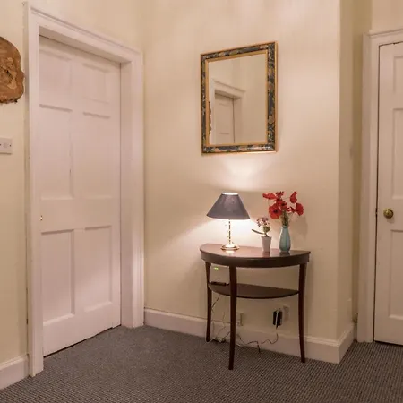 Stylish & Central! Stunning Old Town Flat דירה אדינבורו