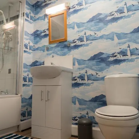 Stylish & Central! Stunning Old Town Flat דירה *