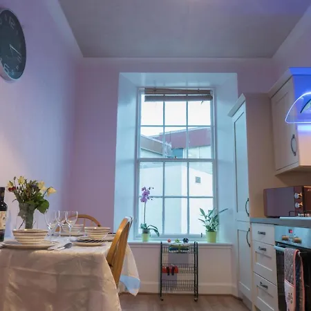 Stylish & Central! Stunning Old Town Flat דירה