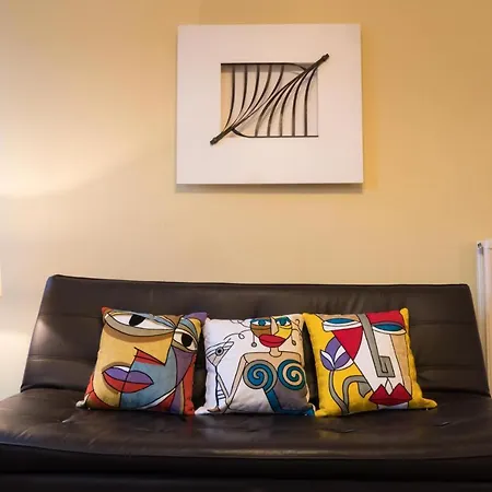 Stylish & Central! Stunning Old Town Flat דירה *