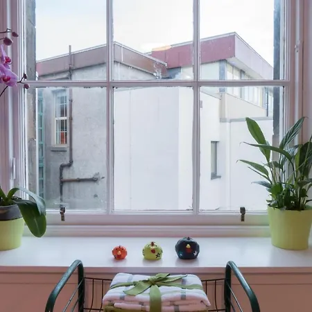 Stylish & Central! Stunning Old Town Flat