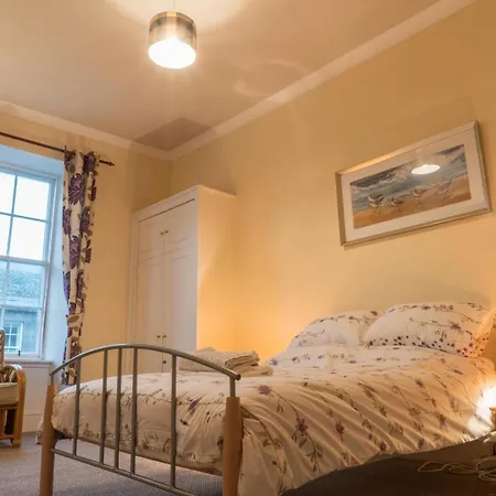דירה Stylish & Central! Stunning Old Town Flat אדינבורו