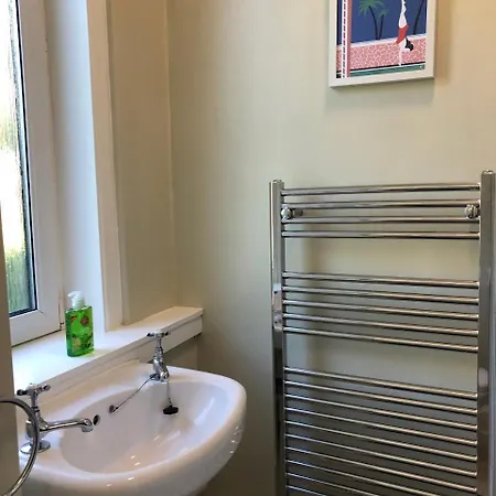 Bright Modernised Flat In Watson Cresent *