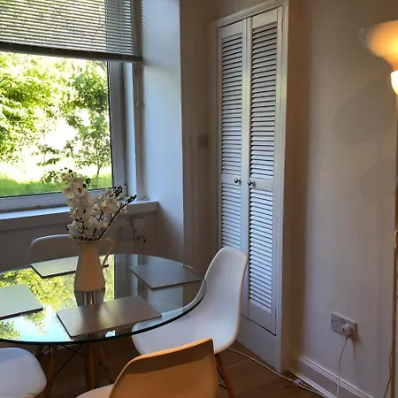 Bright Modernised Flat In Watson Cresent Edinburgh