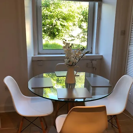 Bright Modernised Flat In Watson Cresent * Edinburgh