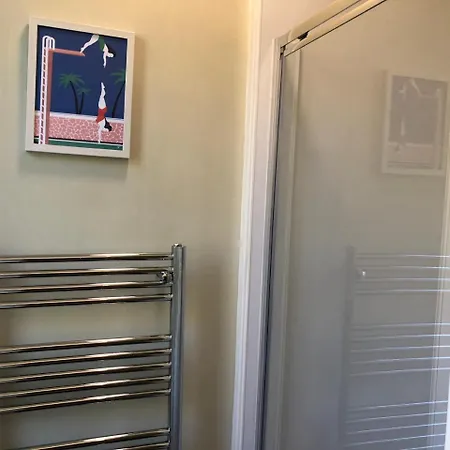 Bright Modernised Flat In Watson Cresent Edinburgh