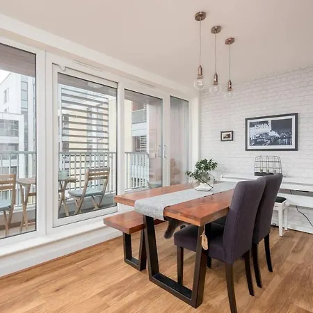 Altido Ultra Stylish 2 Bed, 2 Bath With Balcony And Parking