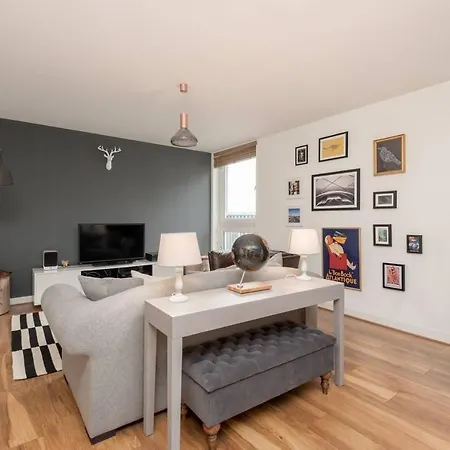 Altido Ultra Stylish 2 Bed, 2 Bath With Balcony And Parking *