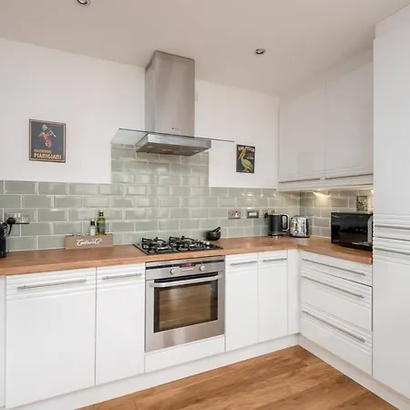 Altido Ultra Stylish 2 Bed, 2 Bath With Balcony And Parking 公寓 *