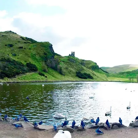 2 Bedroom Flat Near Holyrood Park Sleeps 4
