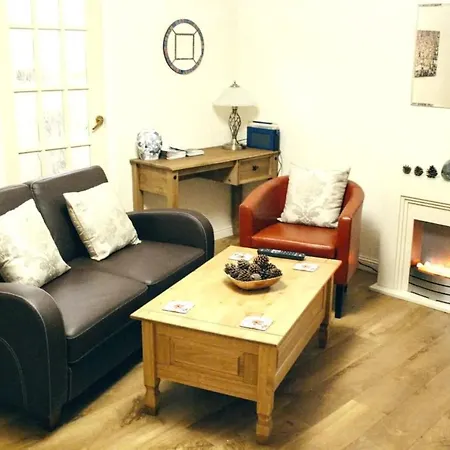 2 Bedroom Flat Near Holyrood Park Sleeps 4 * Edinburg