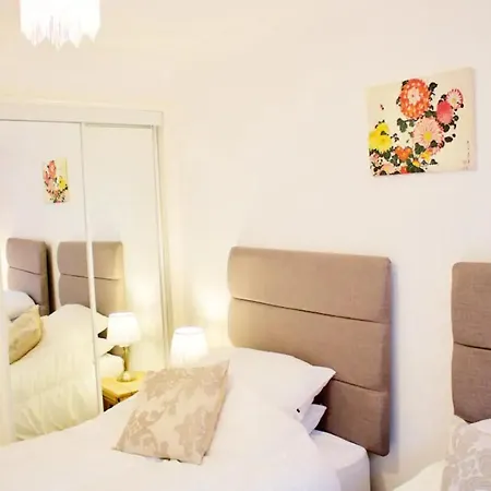2 Bedroom Flat Near Holyrood Park Sleeps 4 Lägenhet *