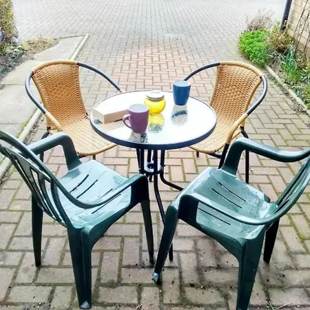 2 Bedroom Flat Near Holyrood Park Sleeps 4 Edinburg