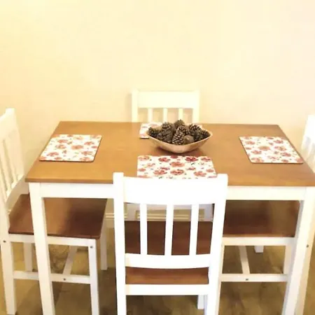 2 Bedroom Flat Near Holyrood Park Sleeps 4 *