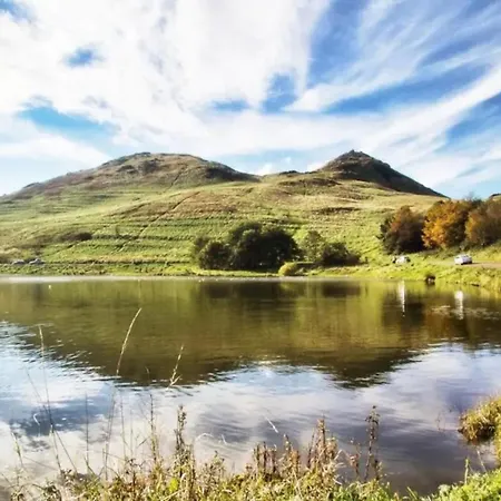 2 Bedroom Flat Near Holyrood Park Sleeps 4 Lägenhet Edinburg