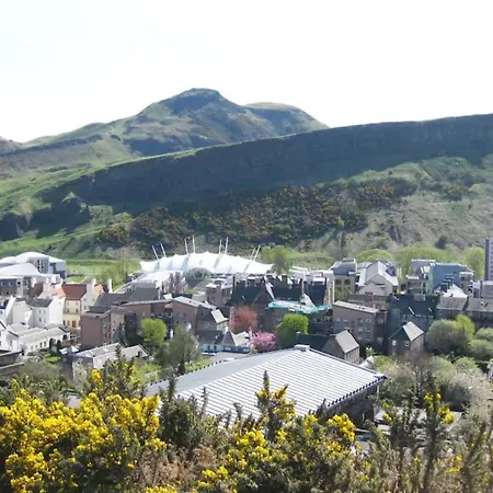 2 Bedroom Flat Near Holyrood Park Sleeps 4 * Edinburg